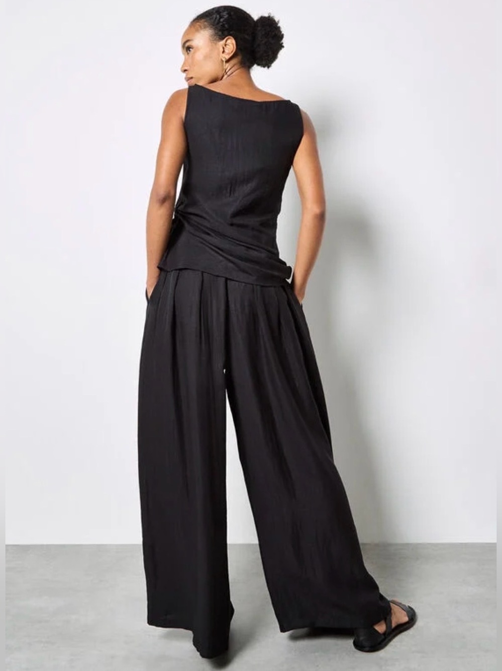 Apricot 🍑- Wide-Leg Black Pants - Sleek Sleeveless Design - Picture 4 of 7